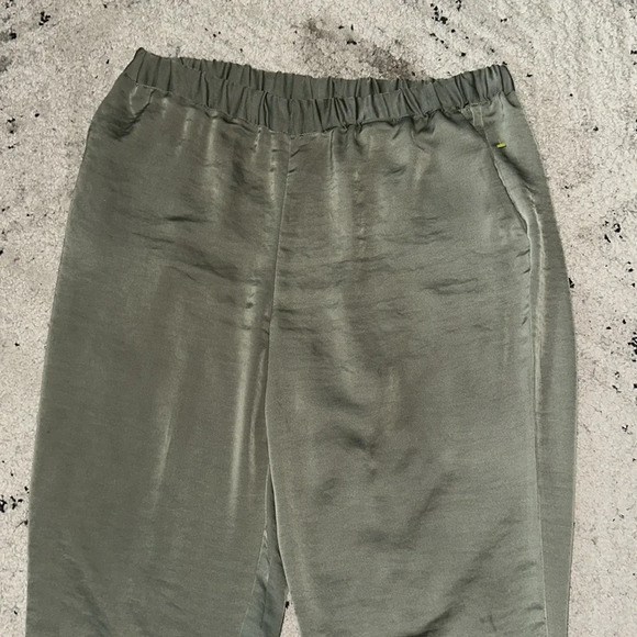 Vince Camuto Olive Green Rumple stretch waist pant cuffed hem & pockets. Large - Picture 4 of 5